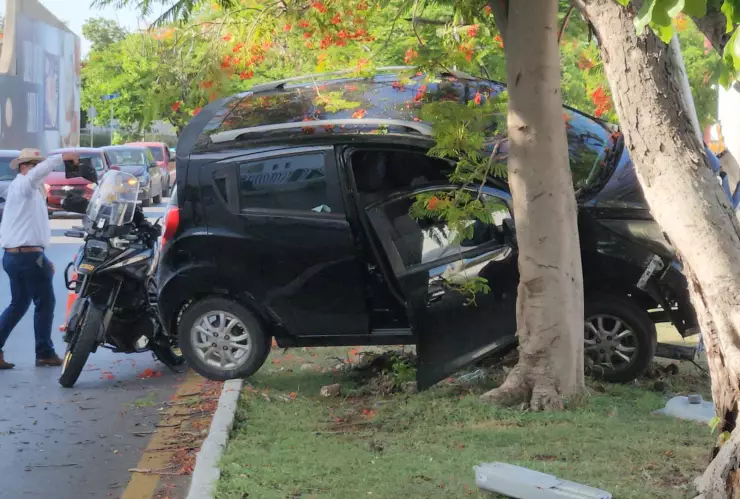 Iba por la García Ginerés y termina LESIONADO tras sufrir fuerte accidente; la policía tuvo que intervenir