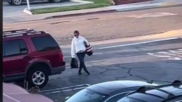 mujer con ataque de ausencia en un estacionamiento.jpg