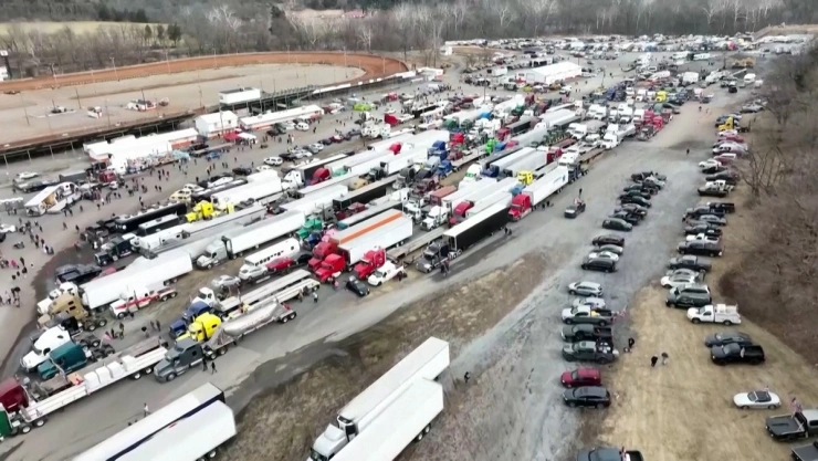 FOTO 1_ESTADOS_UNIDOS_COVID_CONVOY_CAMIONEROS.jpg