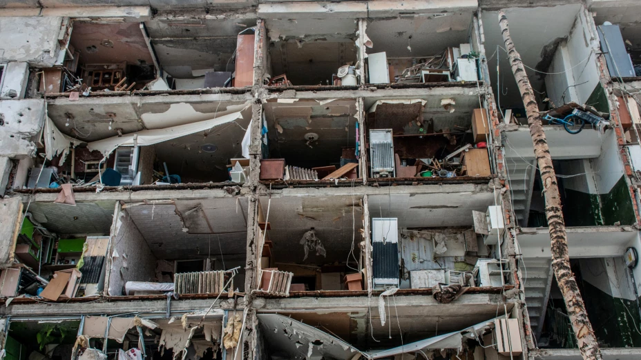 Edificio destruido por ataques rusos en Járkiv, Ucrania.