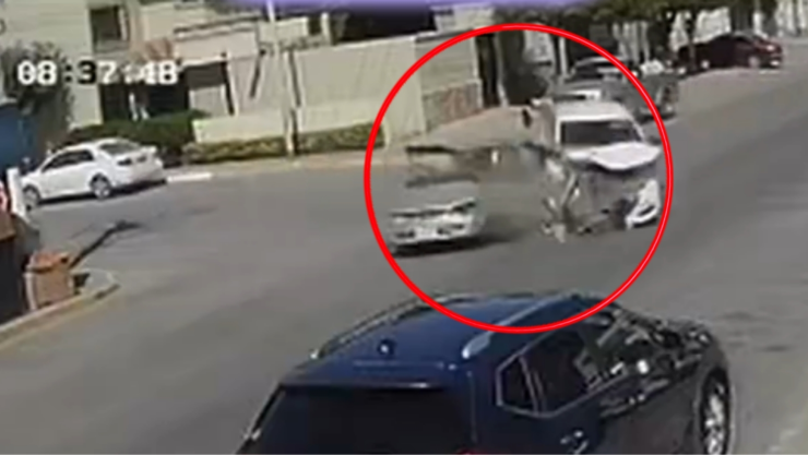 Conductora se pasa el alto y provoca fuerte choque en Guasave, Sinaloa.