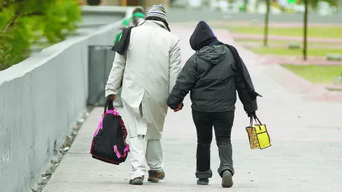 personas abrigadas caminando