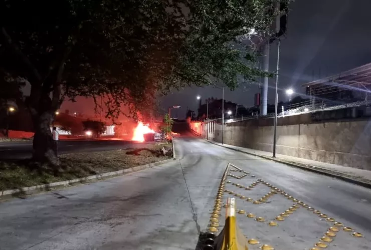 Se incendia pipa en la Calzada Lázaro Cárdenas hoy 14 de octubre de 2025 