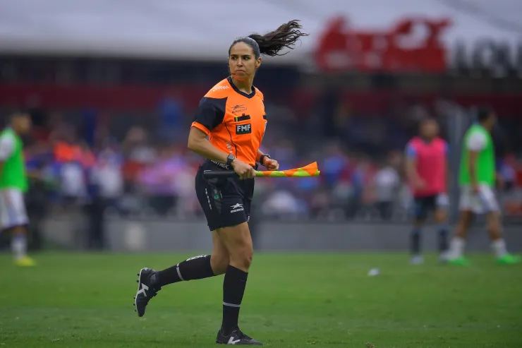 Karen Díaz en partido de Liga MX