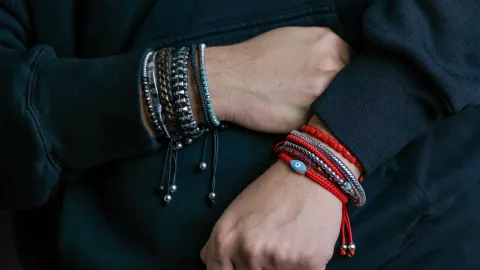 Antes de reemplazar una pulsera de protección, realiza una limpia energética