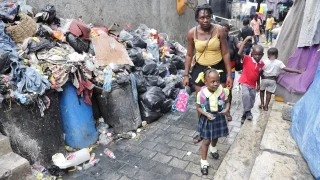 Basurero cerca de campamento de desplazados en Haití.