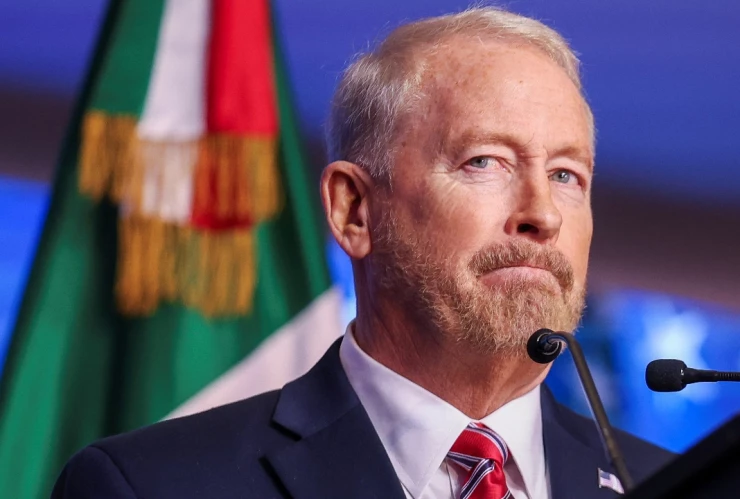 A días del plazo, Sheinbaum dialoga con el embajador estadounidense y empresarios. México propone alternativas para evitar medidas arancelarias.