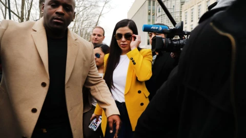 Emma Coronel apareció en la pasarela de Milán vestida de blanco y con corona de brillantes