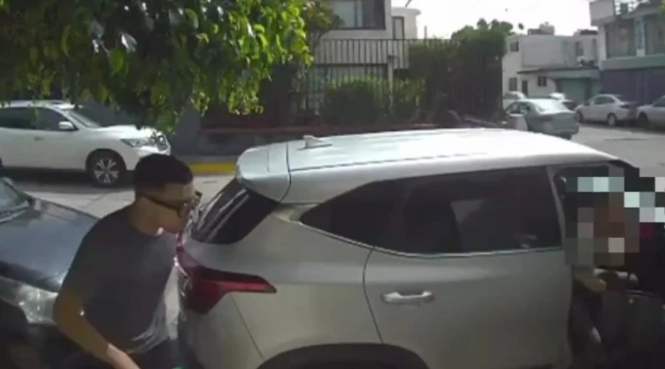 ¡VIDEO_-Robo-de-camioneta-en-Naucalpan_-sujetos-armados-someten-a-una-pareja-y-escapan-en-segundos.webp