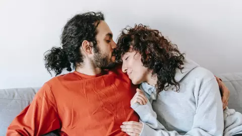 ¿Qué es el love bombing y cómo identificarlo en una relación?