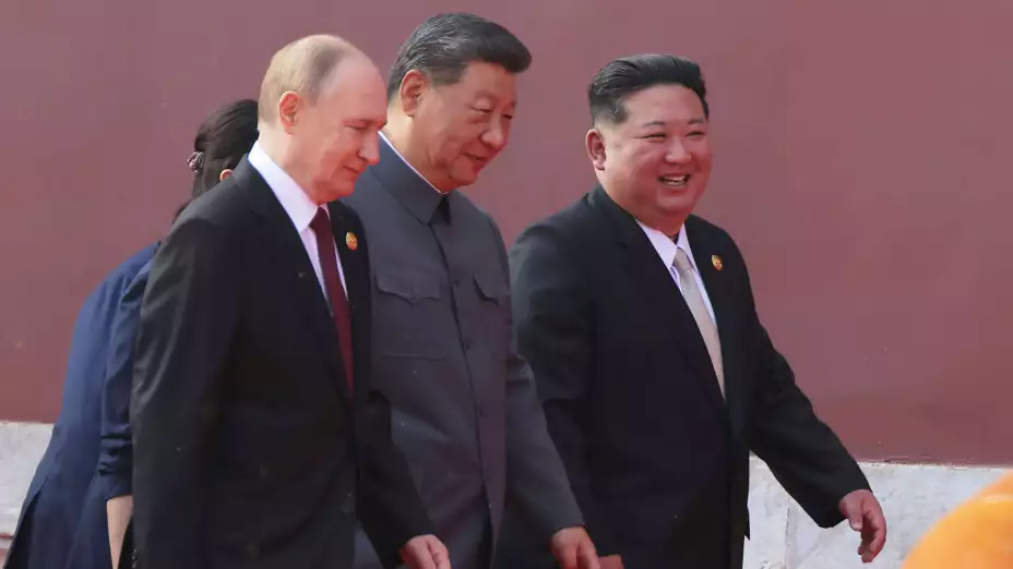 Los presidentes de Rusia, Vladimir Putin, de China, Xi Jinping, y de Norcorea, Kim Jong