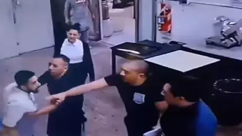 Pastelero amenazó con cuchillo al chef en Argentina, harto de su hostigamiento; video (1).jpg
