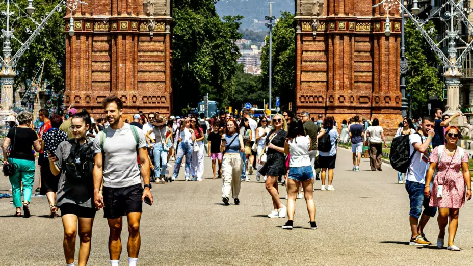 Temperaturas extremas en España. La AEMET activa avisos en 9 comunidades. Te explicamos cómo protegerte del golpe de calor.