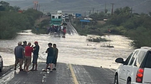 Joven arriesgó su vida y desafió creciente de arroyo en BCS para ayudar a mujer en labor de parto. En la imagen se observan las afectaciones por las fuertes lluvias tras el paso del Huracán Lorena.