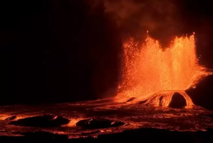 Erupción del volcán Kilauea, arroja lava a más de 100 metros, en un fenómeno que no visto en 30 años