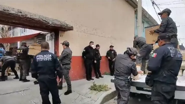 autoridades cateando y decomisando cajas con medicametos clonados