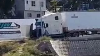 Tráiler queda varado en Libramiento Rosas Magallón.png