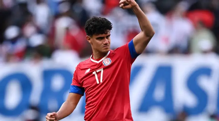 Yeltsin Tejeda festeja la victoria de Costa Rica