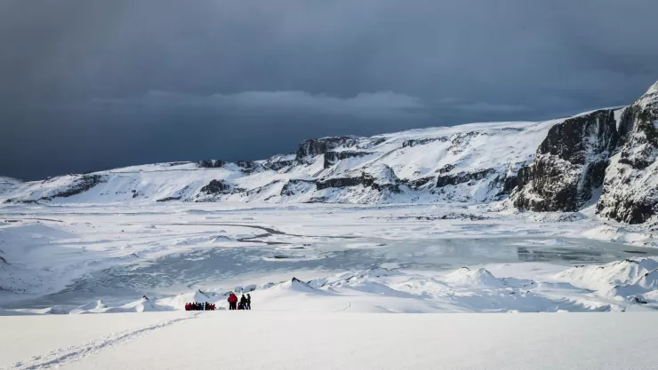 tres hombres caen al hielo.jpg