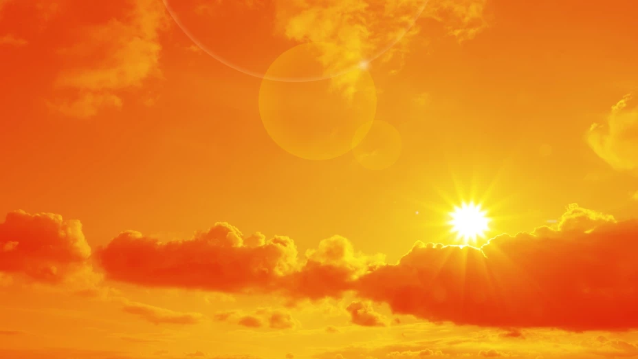 Postal de cielo soleado en tonos naranjas.