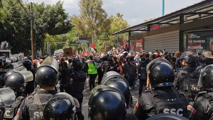 Policías encapsulan a manifestantes durante la marcha contra la gentrificación en CDMX