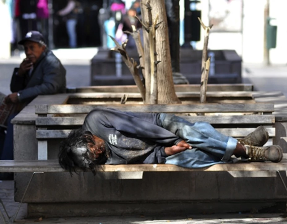 Indigentes de Nuevo Laredo reciben comida y apoyo psicológico
