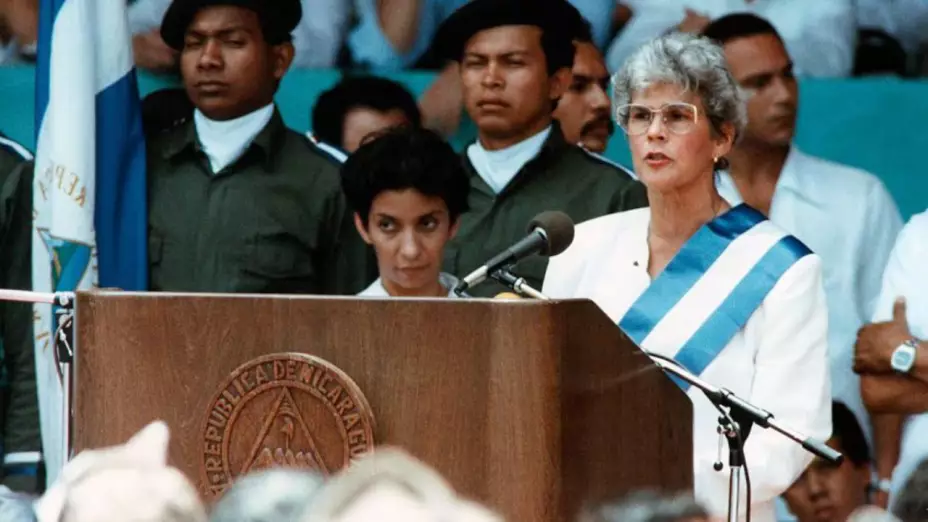 Violeta Chamorro con la banda presidencial de Nicaragua en 1990.