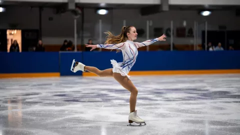 En plena luz del día Asesinan a balazos a expatinadora olímpica afuera de esta popular cafetería.jpg