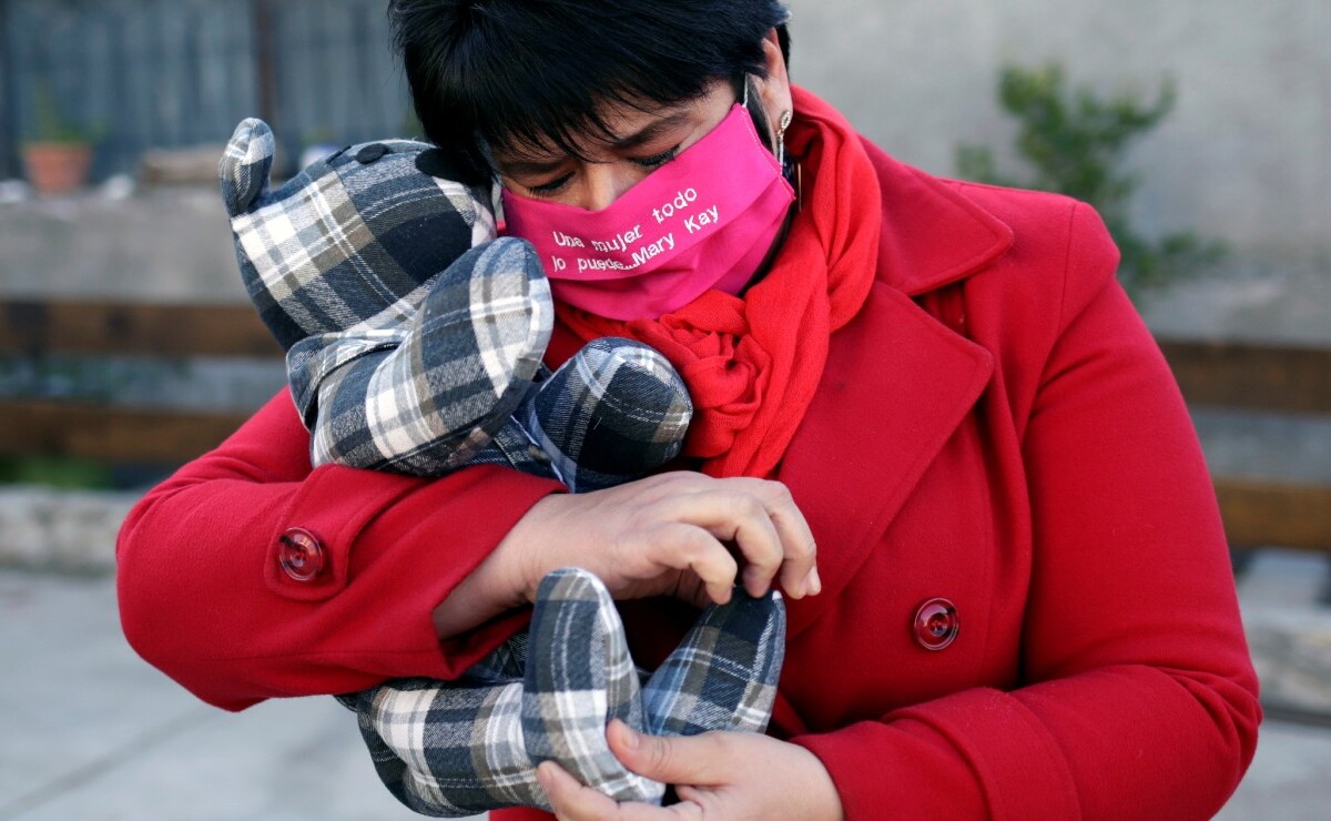 Con osos de peluche, costurera consuela a familias víctimas de Covid-19