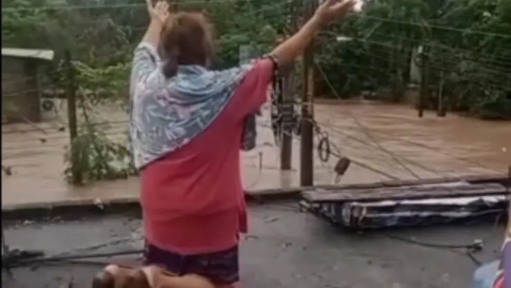 Rezan para que baje el nivel del río Cazones