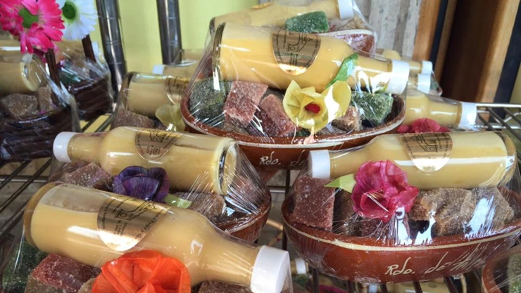 Botellas de rompope de Talpa de Allende Jalisco.jpg