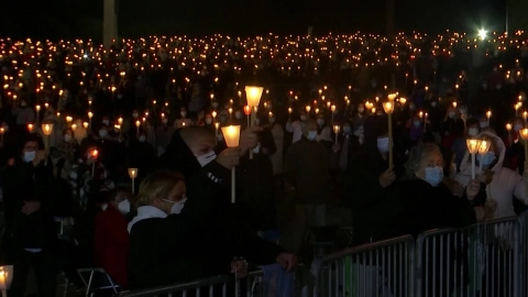 Miles visitan a la Virgen de Fátima en Portugal.