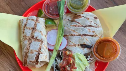 Una fotograf&iacute;a del delicioso y sabroso burrito que hacen en Sonoratown y si a&uacute;n no lo probaste te contamos por qu&eacute; debes anotarlo en tu lista