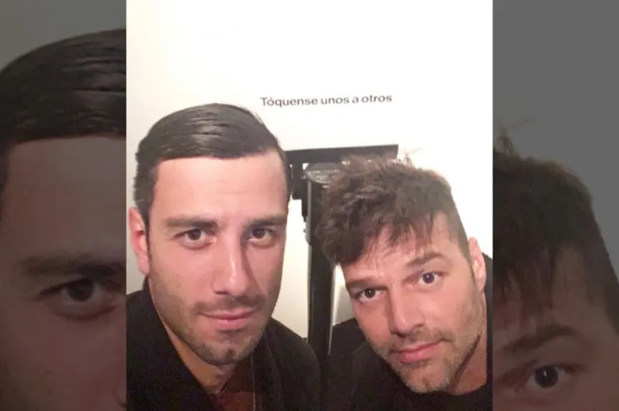 Ricky Martin y su pareja selfie.jpg