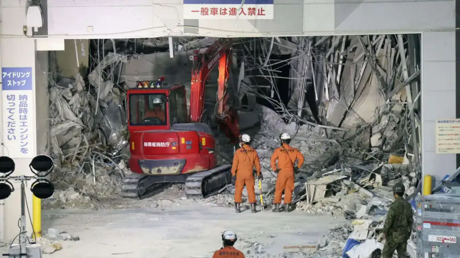 Retiro de escombros de un centro comercial tras un sismo en Japón.