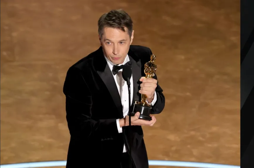 Sean Baker recibió el Premio Oscar en la categoría Mejor Guion Adaptado por ‘Anora’. |Foto: Kevin Winter/Getty Images