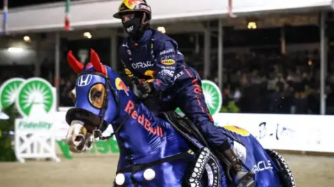 ¿La nueva Fórmula 1? Caballo y jinete vestido de Checo Pérez triunfan en competencia ecuestre