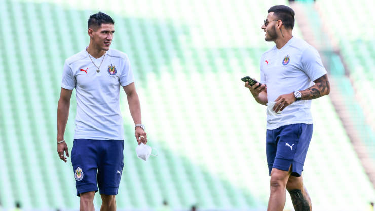 Uriel Antuna y Alexis Vega jugando con las Chivas