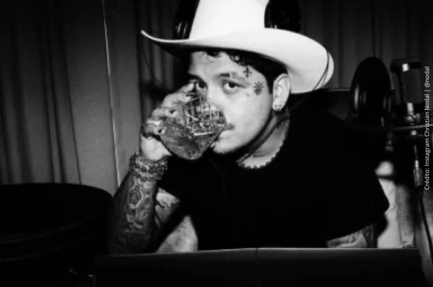 Christian Nodal bebiendo..jpg