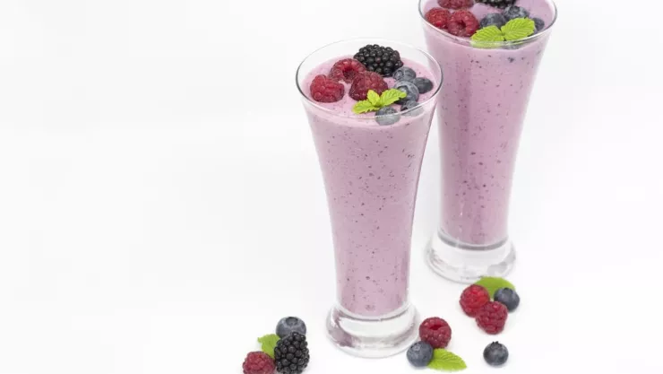 El licuado que te ayudará a desinflamar el estómago en las mañanas