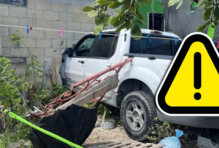 Conductor se estrella contra barda de una casa en la avenida De los Tules en Cancún.jpg