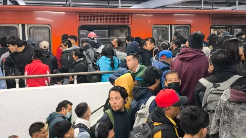 Retrasos y aglomeraciones en el Metro CDMX y Metrob&uacute;s