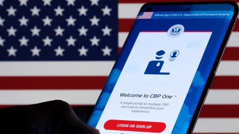 Una persona solicita turno con la aplicación CBP One