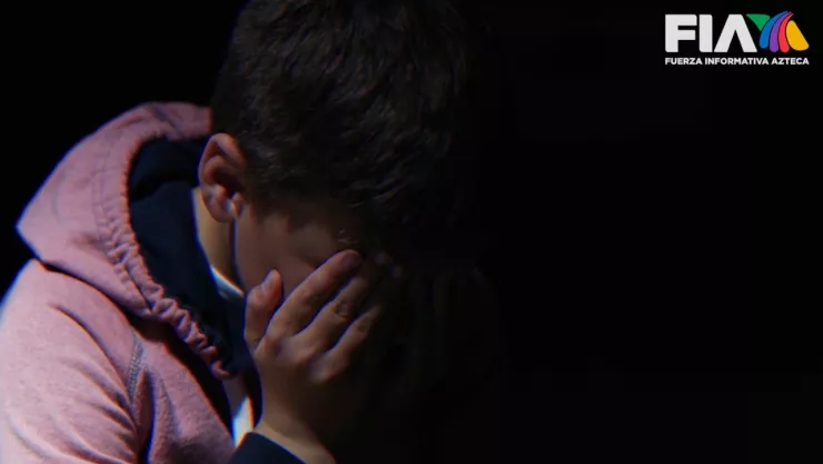 Un joven en depresión consumido por el consumo de drogas.