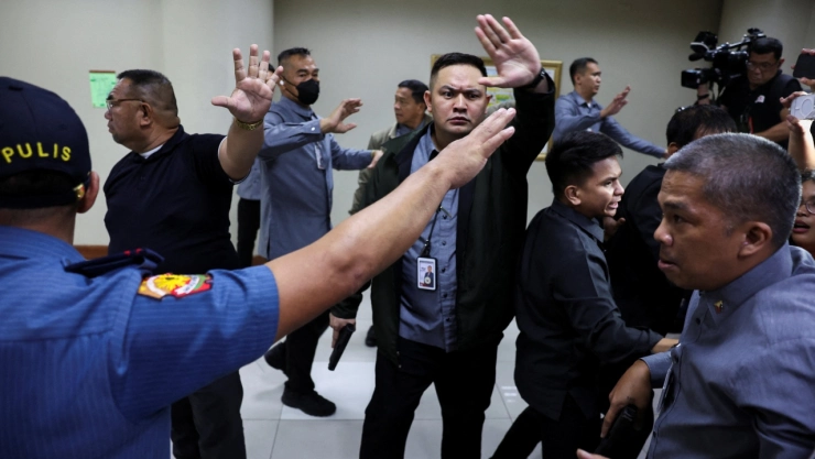 Personal de seguridad del Senado y agentes de policía piden a los medios de comunicación que se mantengan alejados tras escucharse disparos en el Senado filipino, mientras aumentaba el caos ante la inminente detención de un senador buscado por la Corte Penal Internacional, en Pasay City, Metro Manila, Filipinas , el 13 de mayo de 2026.