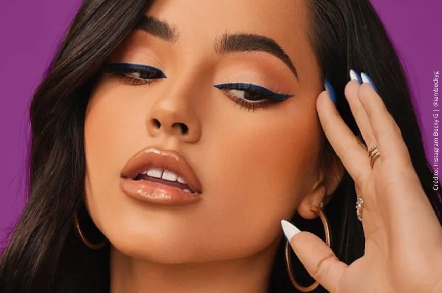 Becky G con uñas largas..jpg
