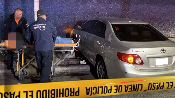 Accidente vehicular contra una universidad privada en Guadalajara deja a un joven herido