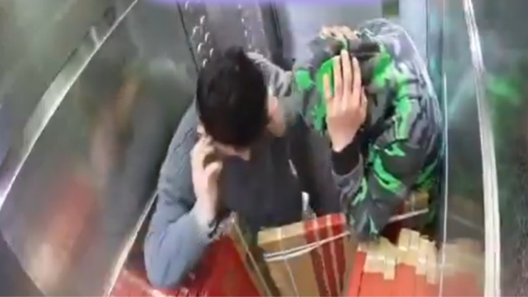 Dos jóvenes quedan heridos tras el desplome de un ascensor.