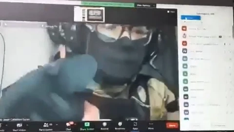 Hombre amenaza de muerte en clase virtual.