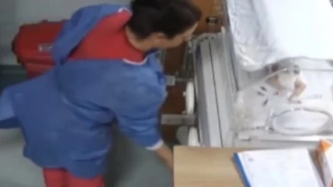 golpea violentamente a una recién nacida